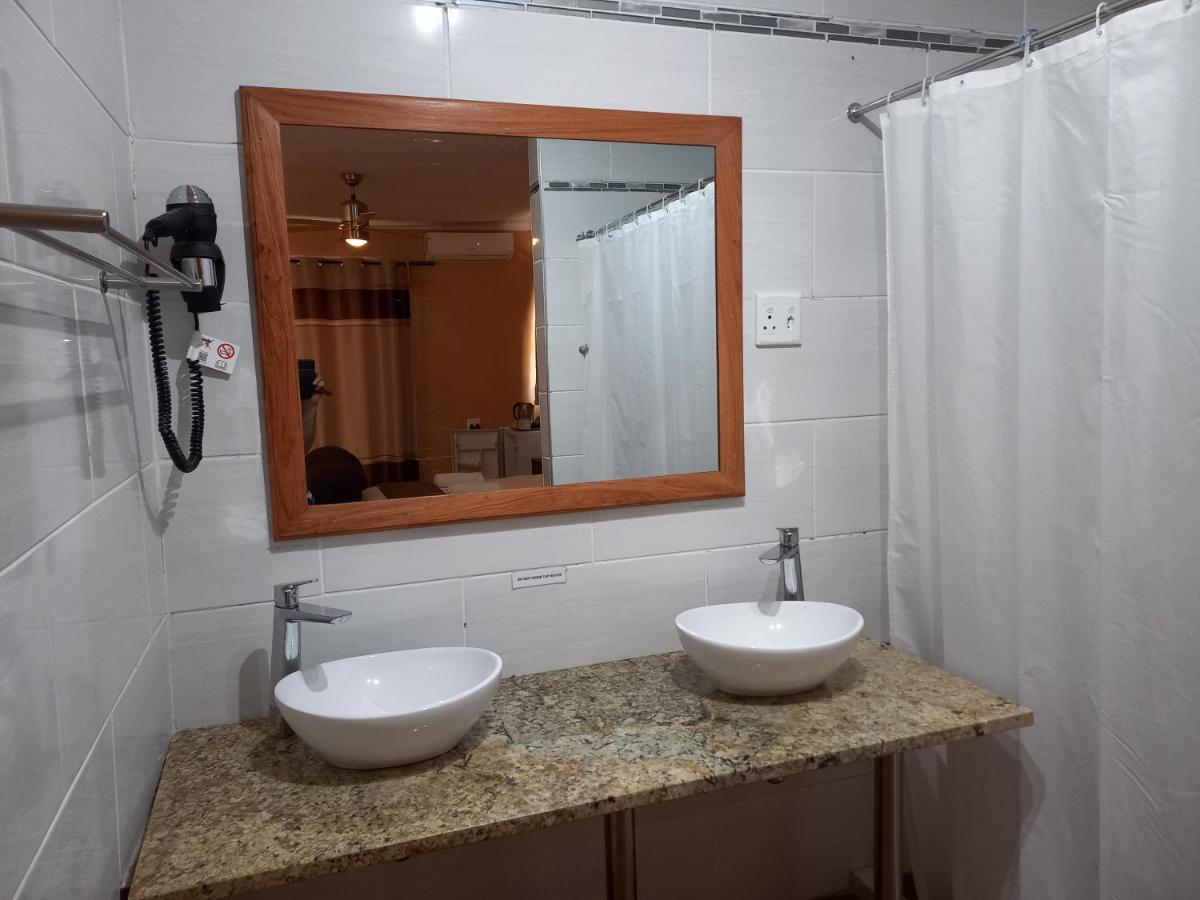 Divundu Guest House Экстерьер фото