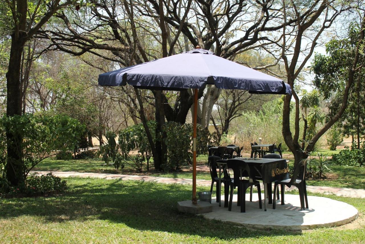 Divundu Guest House Экстерьер фото