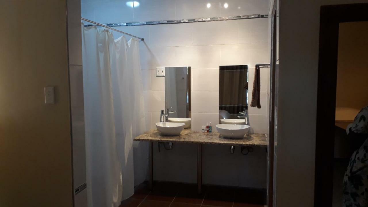 Divundu Guest House Экстерьер фото
